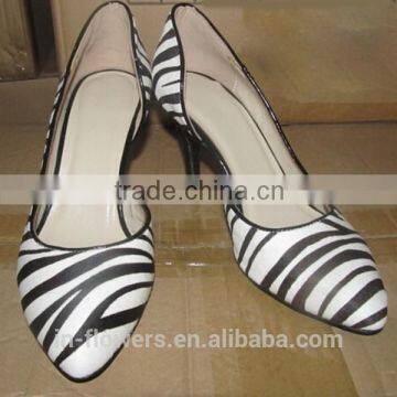 China Supplier 30-50 Pairs Small Order OEM ODM Leather Woman Shoes photo-3