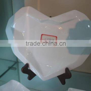 super white dinenr plate for hotel use with heart shape