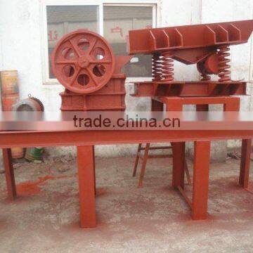 Vibration bowl feeder with jaw crusher