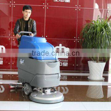Rotating floor dry cleaning machine with single brush