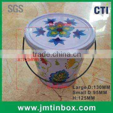 Tin bucket with a lid for packaging candle with ribbon handle