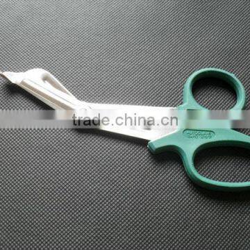 Scissors for cutting plastic