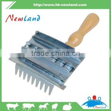 NL1315 240g Horse Itch comb with wooden handle