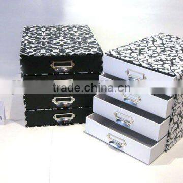 Jewellery/powder box with metal handle L065