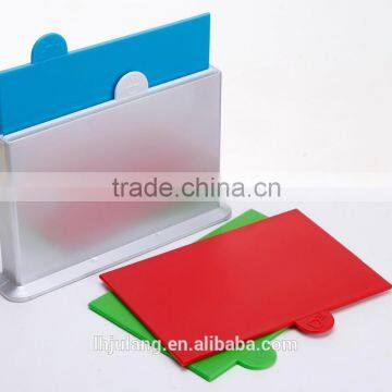 Wholesale 4pcs plastic cutting board set with stand for Kitchen/plastic chopping board