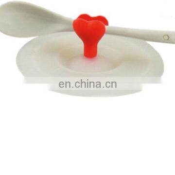 Love shape silicone green cup lid with a variety of styles and spoon holder and cup lid