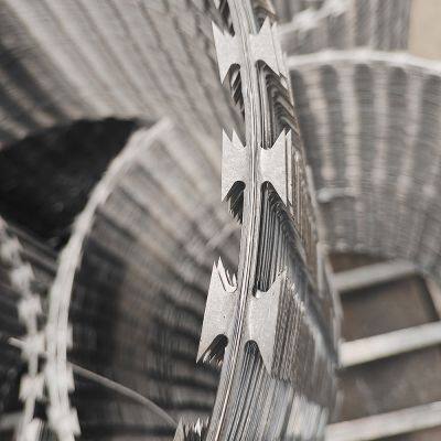 Bobina de arame farpado de navalha de ferro galvanizado com navalha cruzada para barreira de segurança e proteção de prisões