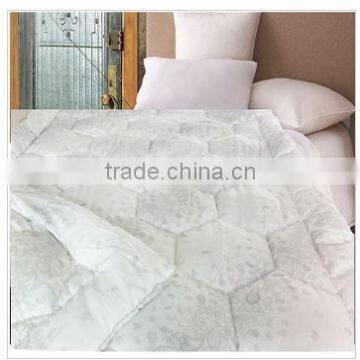100%polyester Microfibre Luxury Warm Quilt With Fashion Printing Design Hot Sale in the West From China