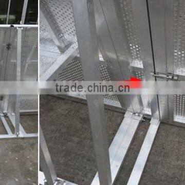 Aluminum crowd control level crossing barrier