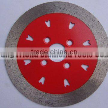 Stable diamond saw blade for wet cutting