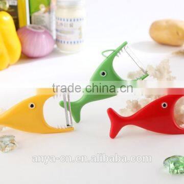 D492 Fish Shaped Best Kitchen Tools Apple and Potato Peeler