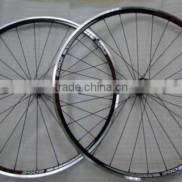 Light and high performance alloy bicycle wheel