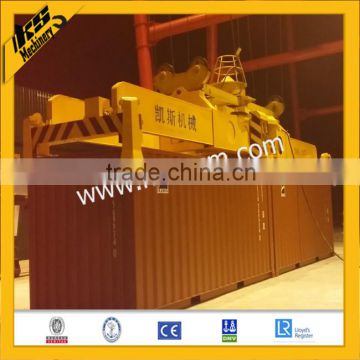 Hydraulic adjustable container spreader of gantry crane