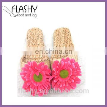 Wholesale handwoven grass slippers beach shoes house shoes woman's slippers