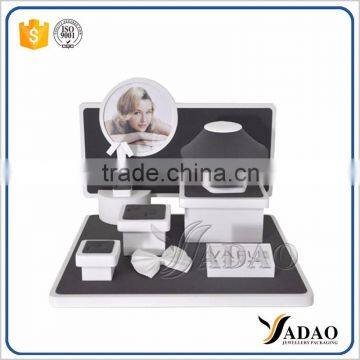 Wholesale China factory of custom logo jewellery exhibitor holder black midrofiber and white leather jewelry organizer stand