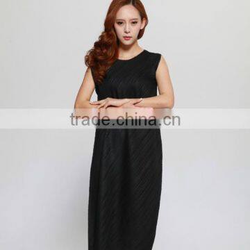 Woman round neck short sleeve pleated black one piece dress