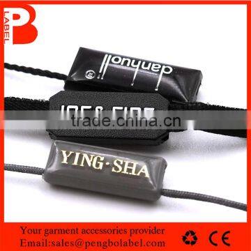 2015 hot Custom printing / embossed plastic seal tags for different hang tags