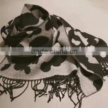 2015 Fashion black and white cashmere tartan scarf with tassel                        
                                                Quality Choice