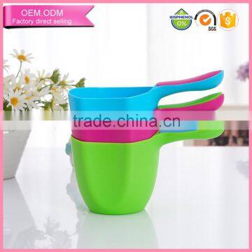 Baby accessories wholesale plastic water scoop for bath