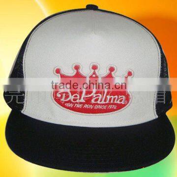 flat brim mesh cap