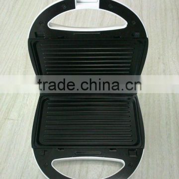 Plastic waffle maker with detachable plate