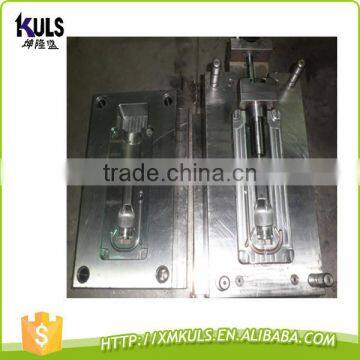 Injection mould for plastic pull rod with metal part