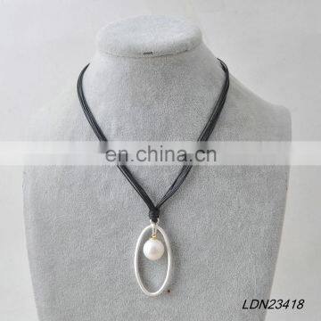 Leather Pearl With Oval Circle Worn Silver Necklace photo-2