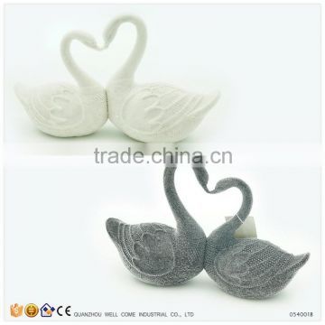 Wholesale Resin Flocking Heart Shape Wedding Favor Swans Statue