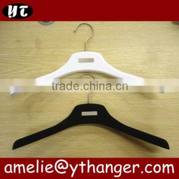 YT Velvet Clothes Hanger Velvet Flocked Hanger With Metal Logo