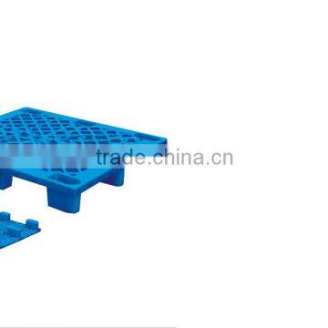 Hygienic reinforced flat top plastic pallets