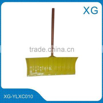 Plastic push snow shovel/ Snow shovel with wooden handle/long handle snow shovel