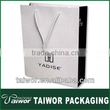 Custom white and black packaging shopping bag for the gift,apparel and shoes