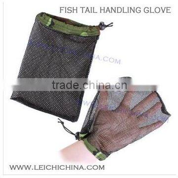 Easily catch and release fish tail handling fishing gloves