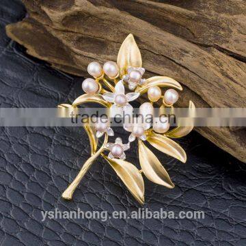 Gold-plated Natural Pearl Brooch Shawl Buckle Leaves photo-3