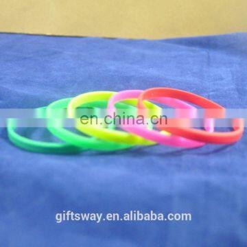 China Manufacture OEM Design Good Promotional Gifts Personalized Silicone Bracelets photo-2