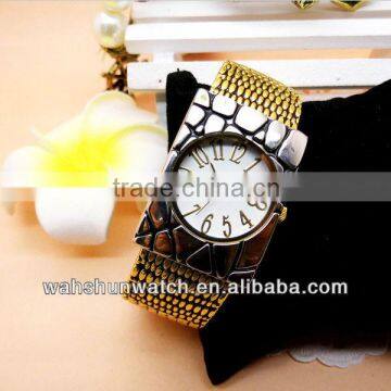 2013 vogue lady bangle fake leather crocodile watch with square shape