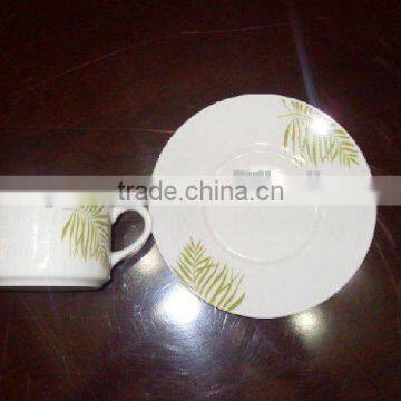 white porcelain plate with kinds of sizes