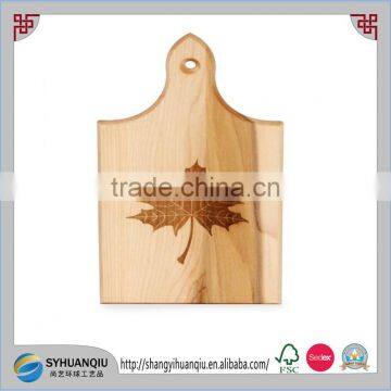 High Quality Pine wood Cutting Board With Engraved Leaf Logo-cn