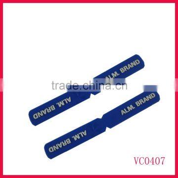 Customized plastic hook cuff puller for zipper