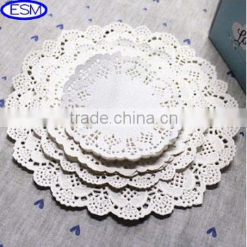 table setting decoration white paper doilies