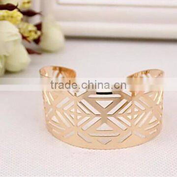 New design gold hollow triangle bangles,metal feather shape bangle in bulk