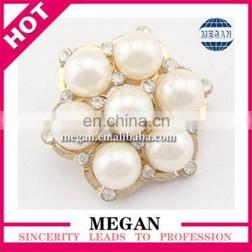 Popular Chinese knot wedding rhinestone pearl buttons in flower shape