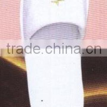 white disposable hotel slipper with embroideried customized logo