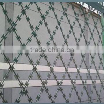 China Metal Enclosure Grills High Security Square Hole Razor Mesh Panels Road Field Fence Wire Dividers With Sharp Razor photo-5