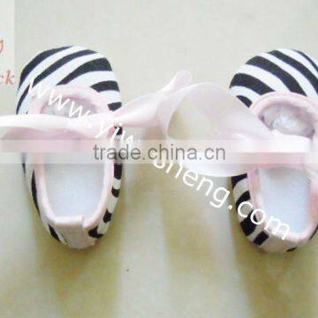 2012 hot sale ! zebra baby shoes with light pink ribbon