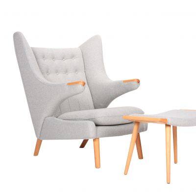 Реплика кресла и пьедестала “Папа Медведь” от Ханса Й. Вегнера