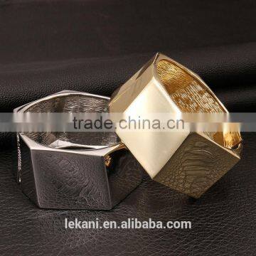 Exquisite Gold Plating Women Hot New Promotional Bangle