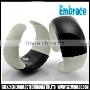 Magic vibrating bluetooth bracelet with microphone and speaker