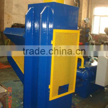 Hydraulic briquetting machine for scrap metal