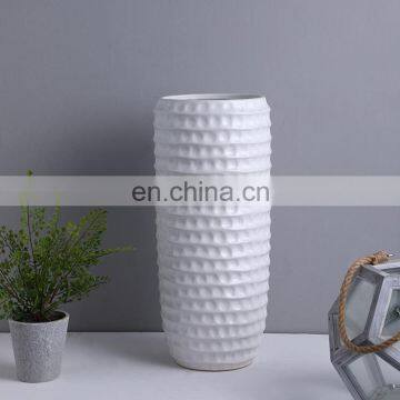 Japan Simple Relief Decorative Vase Custom Tall Floor White Flower Vase Porcelain for Home photo-4